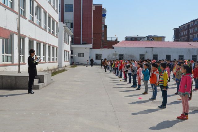 滤中滤直饮水机，为牙克石市第六小学营造安全饮水环境